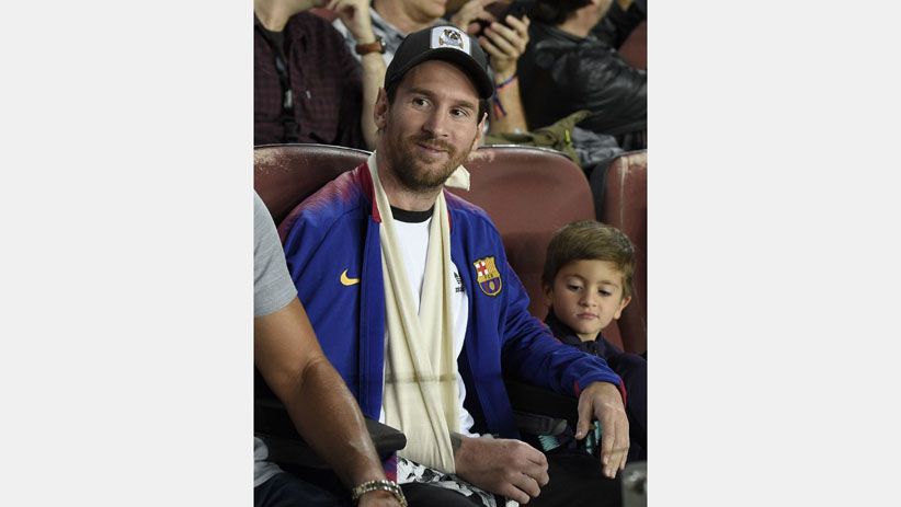 Tangan Patah, Messi Nonton Barcelona Vs Inter Ditemani Putranya - Bagian 3