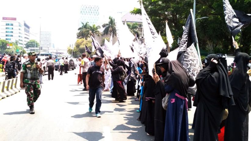 Massa Protes Pembakaran Bendera Berdatangan ke Kantor Kemenko Polhukam - Bagian 4