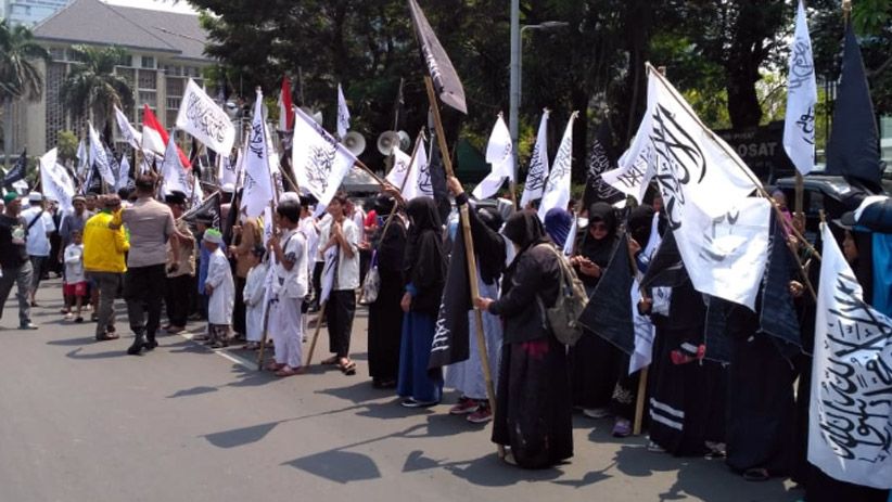 Massa Protes Pembakaran Bendera Berdatangan ke Kantor Kemenko Polhukam - Bagian 2