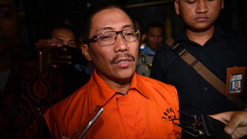 Kena OTT, Bupati Cirebon Pakai Rompi Tahanan KPK - Bagian 3