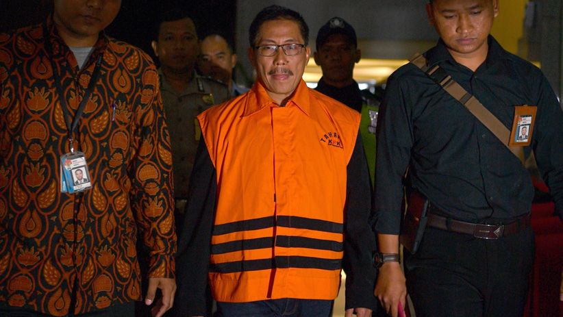 Kena OTT, Bupati Cirebon Pakai Rompi Tahanan KPK - Bagian 1