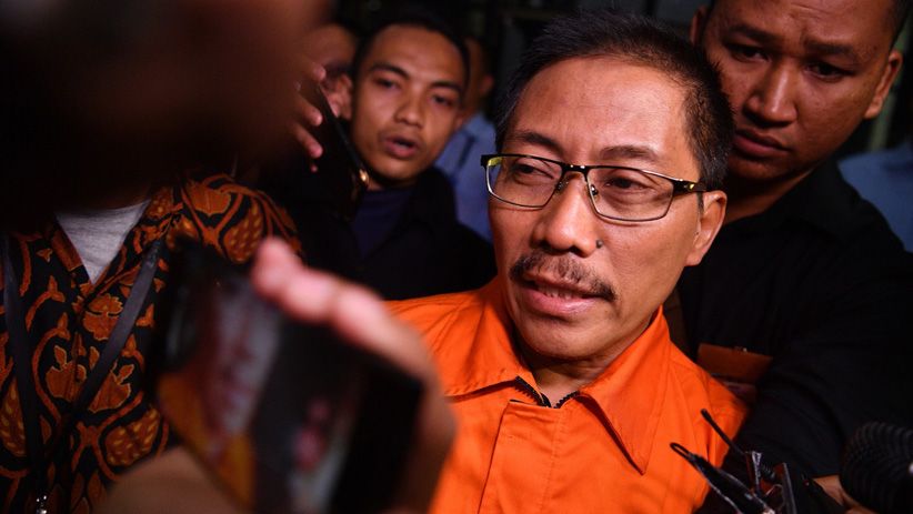 Kena OTT, Bupati Cirebon Pakai Rompi Tahanan KPK - Bagian 2