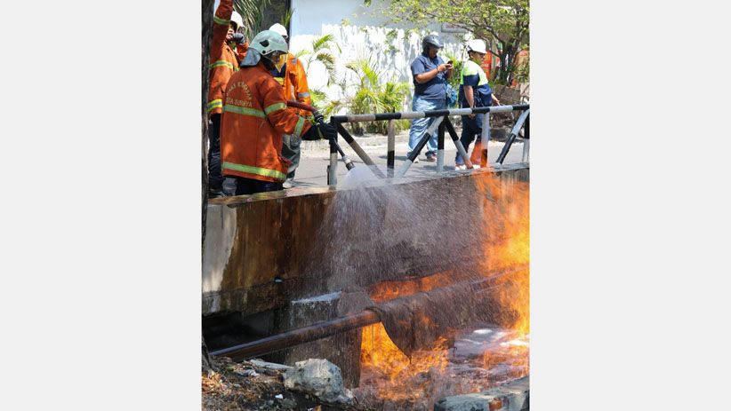 Pipa Gas Bocor Semburkan Api di Surabaya