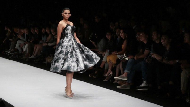 Cantiknya Miss Indonesia Alya Nurshabrina Tampil di JFW 2019 - Bagian 1