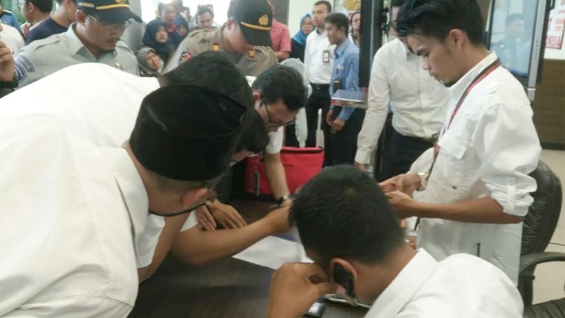 Keluarga Penumpang Lion Air Jatuh Menangis Histeris di Pangkal Pinang - Bagian 2