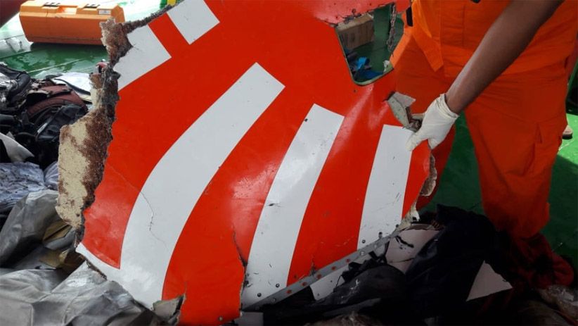Basarnas Bawa Serpihan Pesawat dan Barang Milik Penumpang Lion Air - Bagian 2