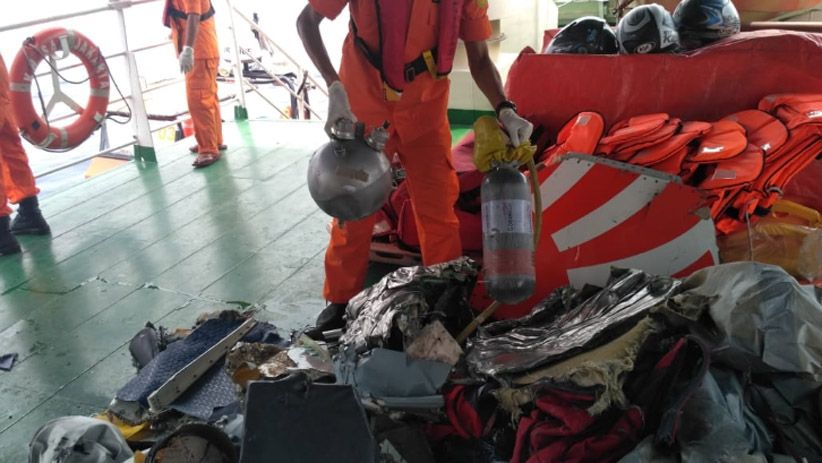 Basarnas Bawa Serpihan Pesawat dan Barang Milik Penumpang Lion Air - Bagian 3