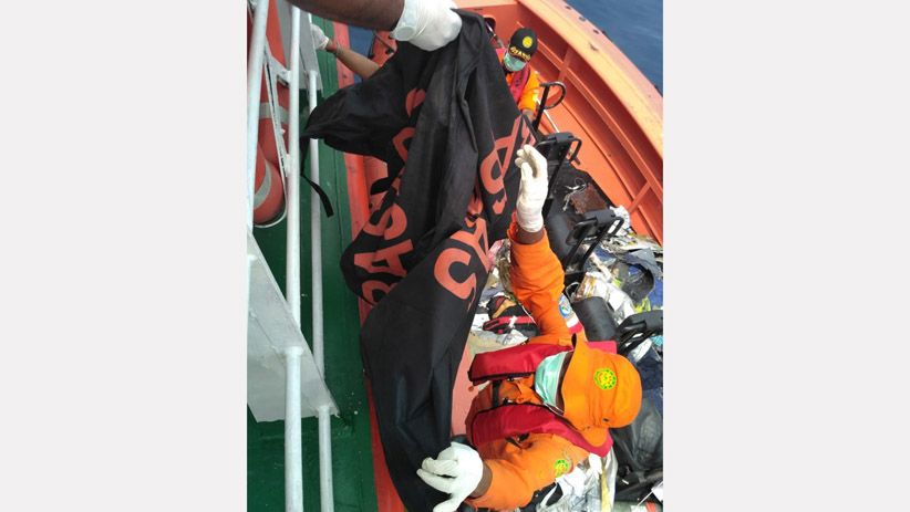 Basarnas Bawa Serpihan Pesawat dan Barang Milik Penumpang Lion Air - Bagian 5