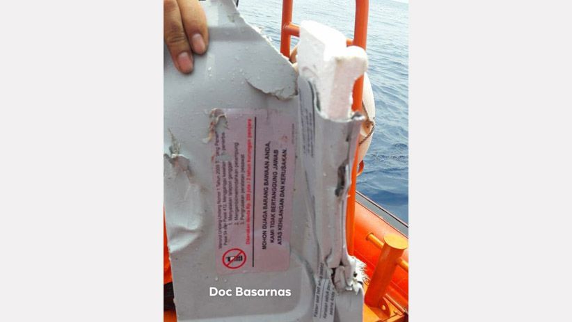 Basarnas Bawa Serpihan Pesawat dan Barang Milik Penumpang Lion Air - Bagian 6