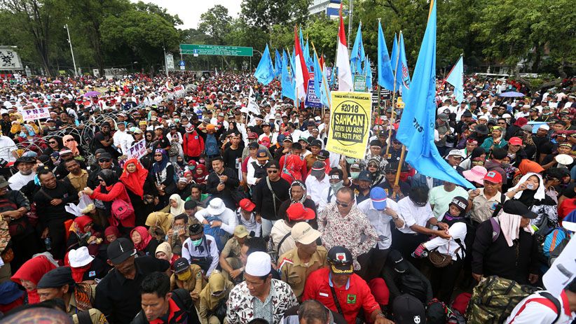Ribuan Pegawai Honorer Menuntut Diangkat Jadi PNS - Bagian 5