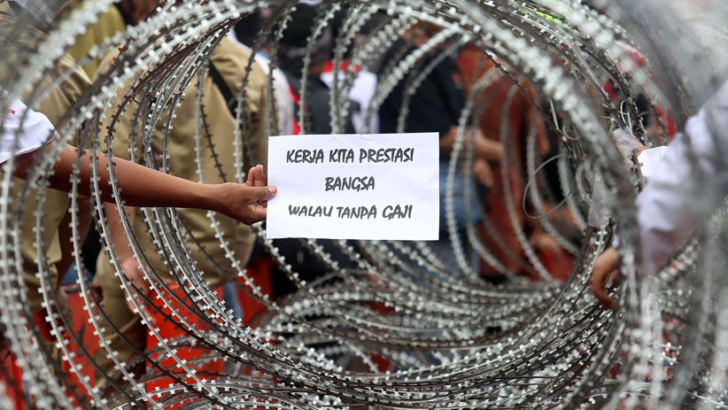 Ribuan Pegawai Honorer Menuntut Diangkat Jadi PNS - Bagian 4
