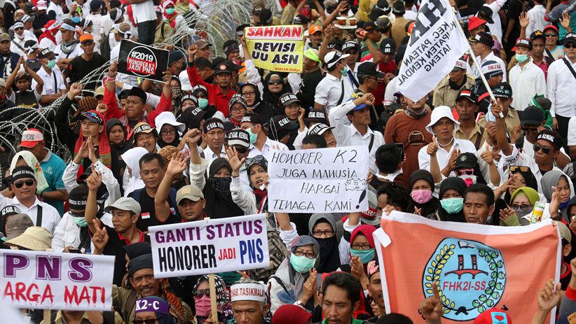 Ribuan Pegawai Honorer Menuntut Diangkat Jadi PNS - Bagian 1