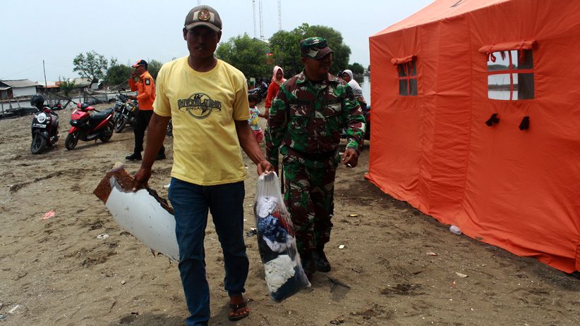 Serpihan Pesawat dan Barang Korban Lion Air Ditemukan di Bekasi - Bagian 3