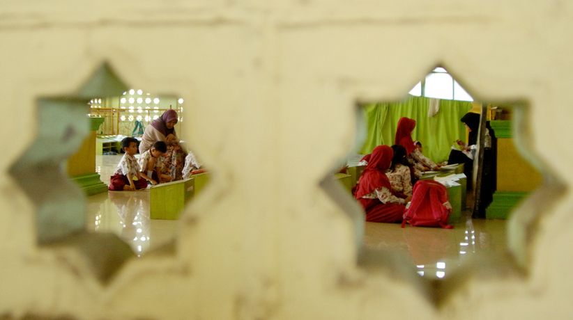 Sekolah Disegel Pemilik Lahan, Siswa Belajar di Masjid