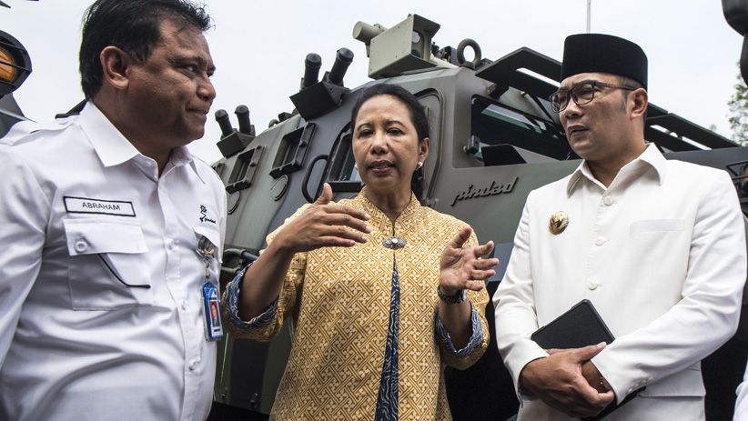 Gaya Rini Soemarno dan Ridwan Kamil Angkat Senjata Buatan Pindad - Bagian 2