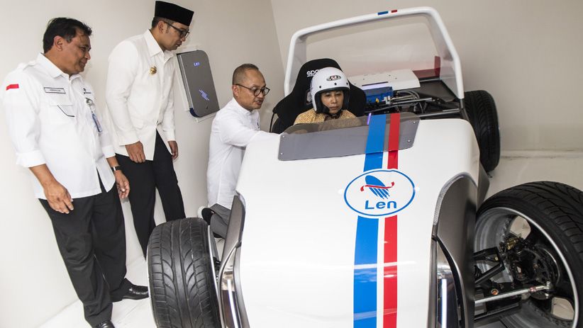 Gaya Rini Soemarno dan Ridwan Kamil Angkat Senjata Buatan Pindad - Bagian 3