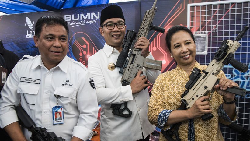 Gaya Rini Soemarno dan Ridwan Kamil Angkat Senjata Buatan Pindad - Bagian 1
