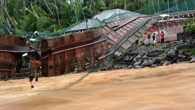 Jembatan Putus Terbawa Arus akibat Sungai Meluap di Lubuk Kilangan Padang - Bagian 2