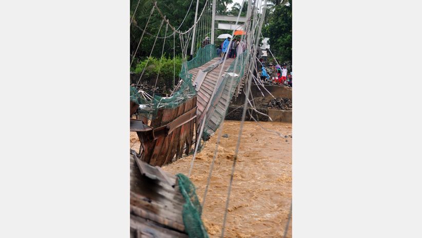 Jembatan Putus Terbawa Arus akibat Sungai Meluap di Lubuk Kilangan Padang - Bagian 3