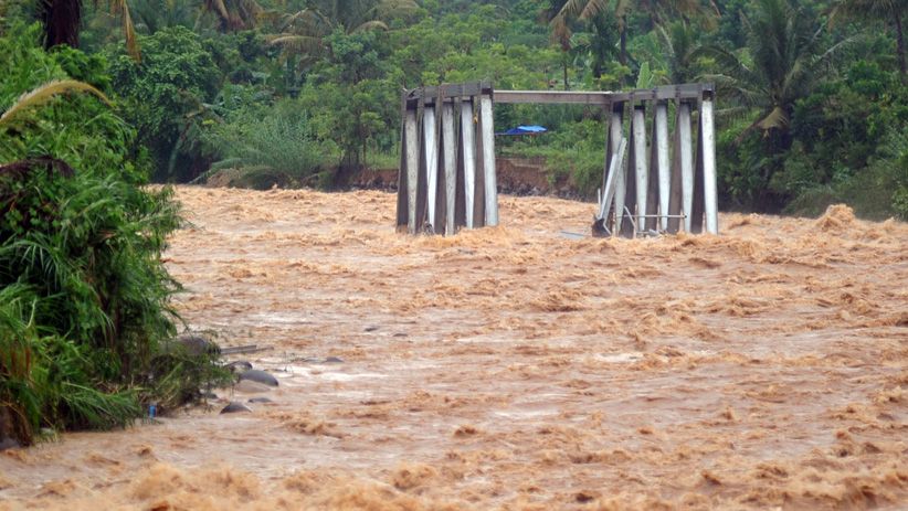Jembatan Putus Terbawa Arus akibat Sungai Meluap di Lubuk Kilangan Padang - Bagian 1