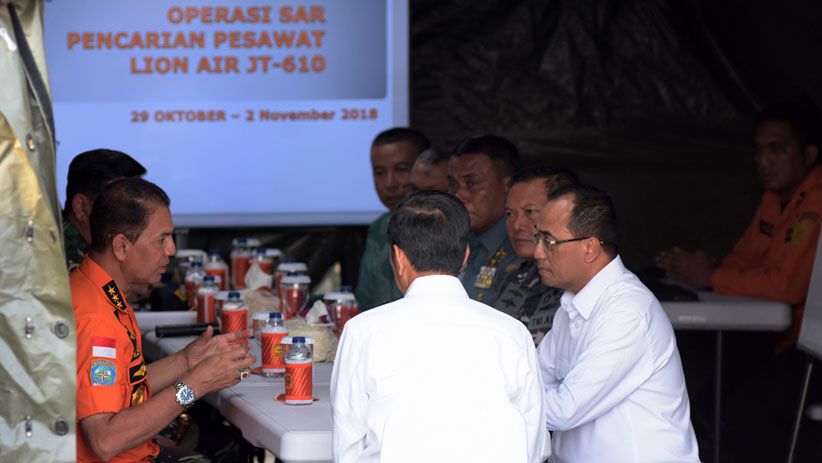 Presiden Jokowi Gelar Rapat di Tenda Posko Evakuasi Lion Air - Bagian 2
