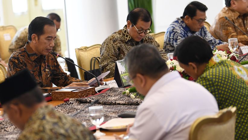 Presiden Jokowi Pimpin Rapat Anggaran Dana Desa dan Dana Kelurahan - Bagian 1