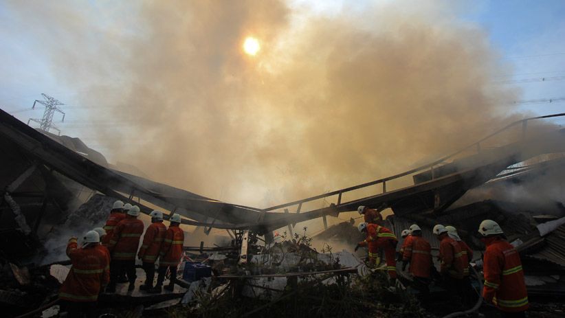 Pabrik Pengolahan Kayu di Surabaya Ludes Terbakar