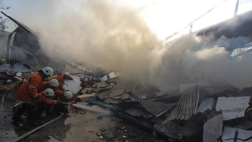 Pabrik Pengolahan Kayu di Surabaya Ludes Terbakar