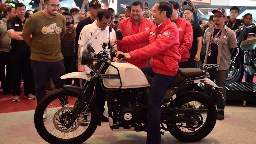 Gaya Presiden Jokowi Naik Motor Royal Enfield saat Kunjungi IMOS 2018 - Bagian 2