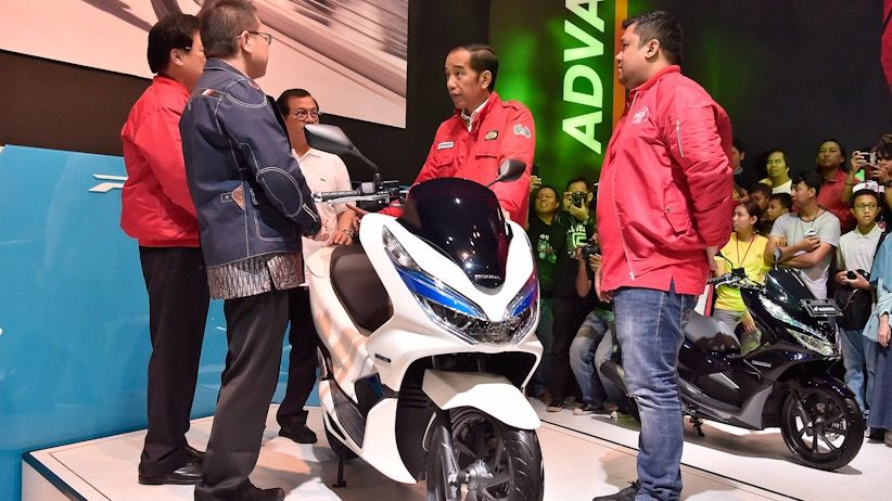 Gaya Presiden Jokowi Naik Motor Royal Enfield saat Kunjungi IMOS 2018 - Bagian 3