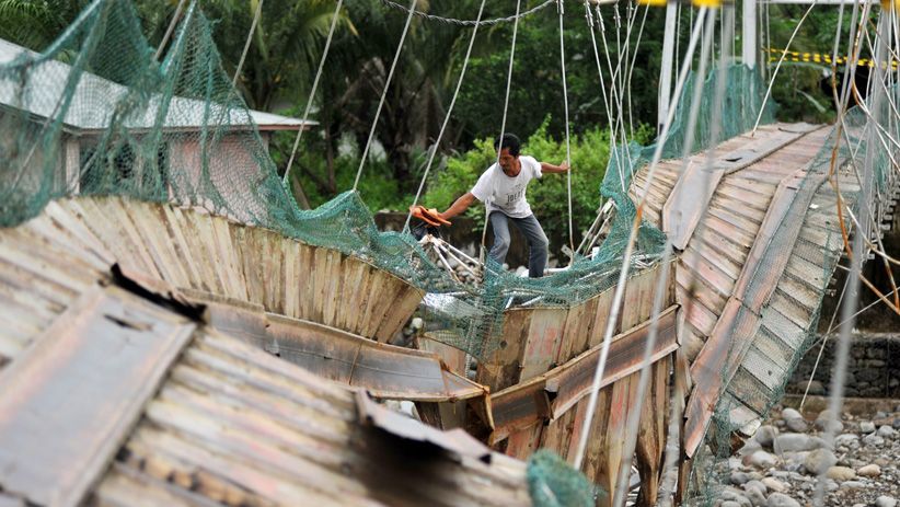 Aksi Warga Nekat Menaiki Jembatan Rusak di Atas Sungai Padang - Bagian 2