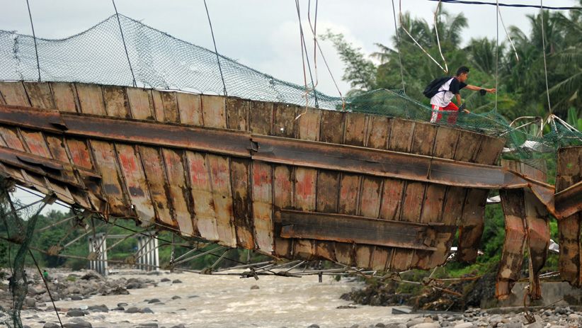 Aksi Warga Nekat Menaiki Jembatan Rusak di Atas Sungai Padang - Bagian 3
