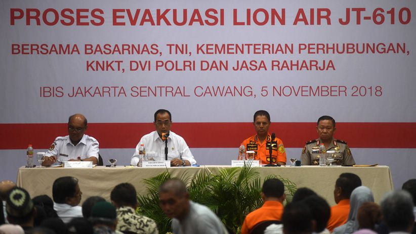 Ratusan Keluarga Korban Lion Air Desak Pencarian Terus Dilakukan - Bagian 2
