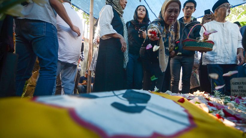  Jenazah Pendaki Tertimpa Batu di Gunung Cartenz Dimakamkan - Bagian 3