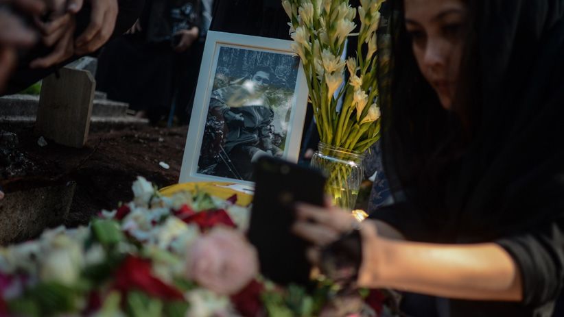  Jenazah Pendaki Tertimpa Batu di Gunung Cartenz Dimakamkan - Bagian 2