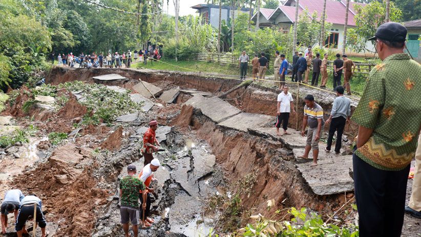 Jalan Ambles, Akses ke 10 Nagari di Sijunjung Sumatera Barat Putus Total