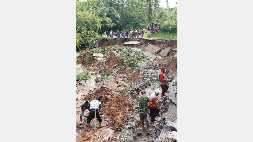 Jalan Ambles, Akses ke 10 Nagari di Sijunjung Sumatera Barat Putus Total