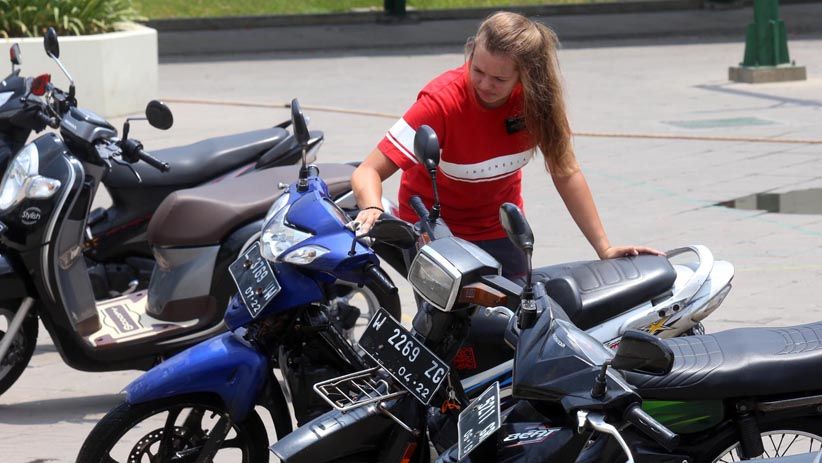 Bule Ini Bersosialisasi dengan Cara Cuci Motor Warga Surabaya - Bagian 6