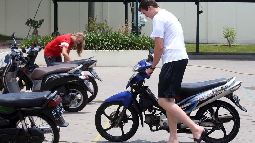 Bule Ini Bersosialisasi dengan Cara Cuci Motor Warga Surabaya - Bagian 5