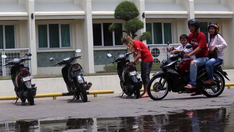 Bule Ini Bersosialisasi dengan Cara Cuci Motor Warga Surabaya - Bagian 4