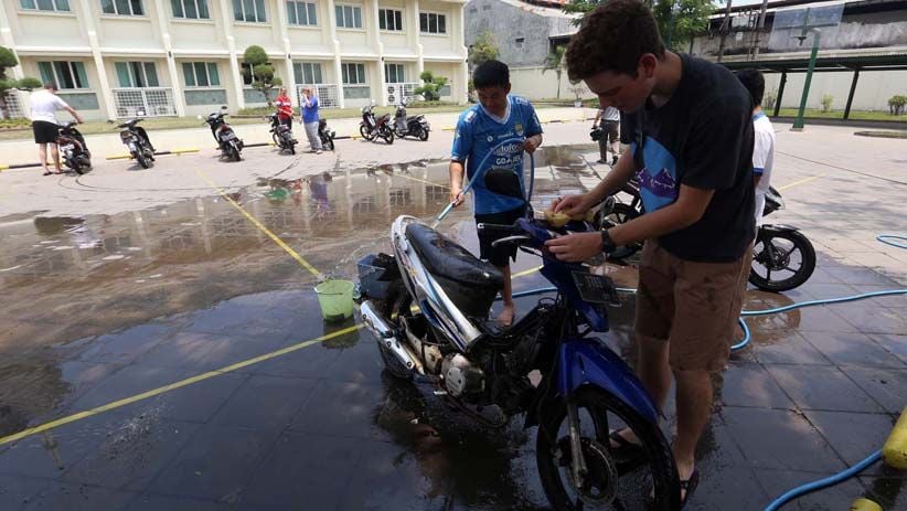 Bule Ini Bersosialisasi dengan Cara Cuci Motor Warga Surabaya - Bagian 3