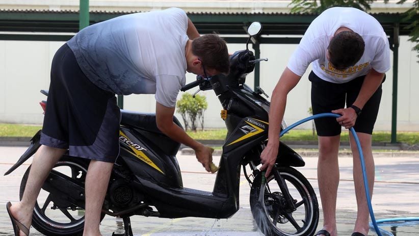 Bule Ini Bersosialisasi dengan Cara Cuci Motor Warga Surabaya - Bagian 2