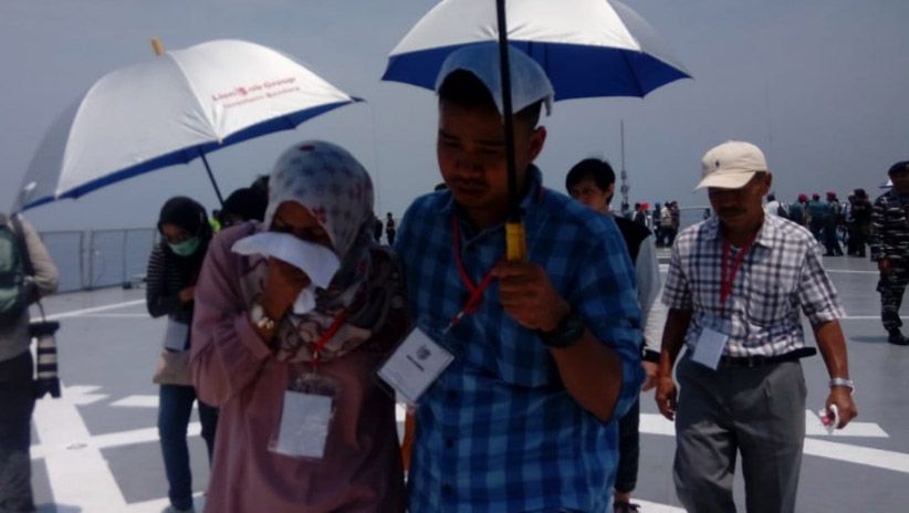Tangis Keluarga Korban Pecah saat Tabur Bunga di Lokasi Lion Air Jatuh - Bagian 7