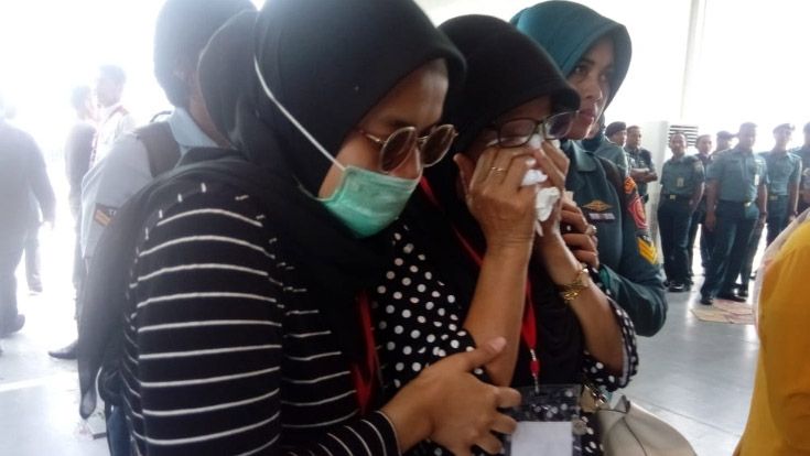 Tangis Keluarga Korban Pecah saat Tabur Bunga di Lokasi Lion Air Jatuh - Bagian 6