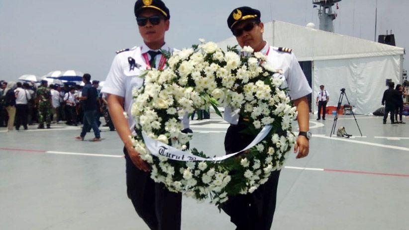 Tangis Keluarga Korban Pecah saat Tabur Bunga di Lokasi Lion Air Jatuh - Bagian 5