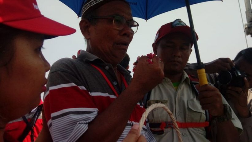 Tangis Keluarga Korban Pecah saat Tabur Bunga di Lokasi Lion Air Jatuh - Bagian 4