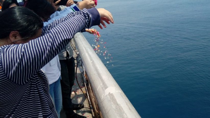 Tangis Keluarga Korban Pecah saat Tabur Bunga di Lokasi Lion Air Jatuh - Bagian 3