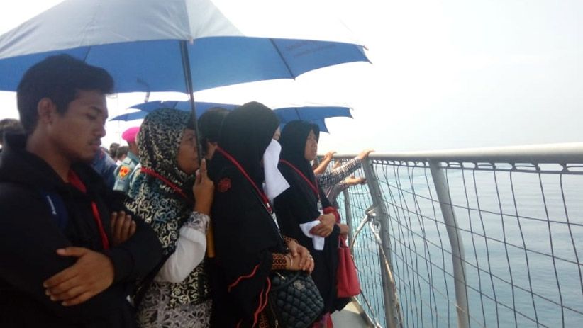 Tangis Keluarga Korban Pecah saat Tabur Bunga di Lokasi Lion Air Jatuh - Bagian 2