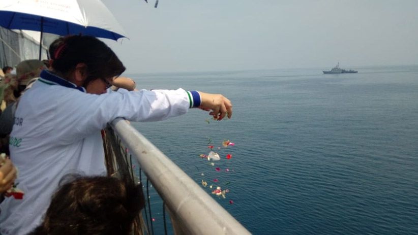Tangis Keluarga Korban Pecah saat Tabur Bunga di Lokasi Lion Air Jatuh - Bagian 1