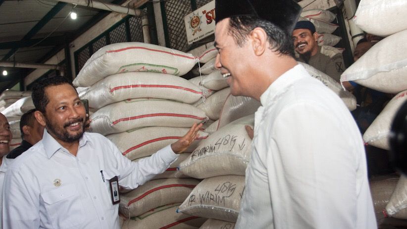 Cek Harga Beras, Mentan dan Dirut Bulog Sidak Pasar Induk Cipinang - Bagian 3